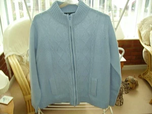Isle hochgeschlossene Strickjacke mit Zopfmuster und Reißverschluss - L - babyblau - Bild 1 von 2