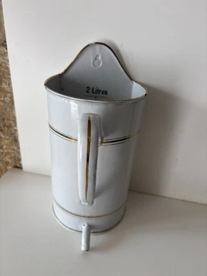 ANCIEN POT A LAVEMENT EMAILLE 2L BLANC CRÈME ET DORÉ RESERVOIR D'EAU DECO JARDIN - Photo 1/4