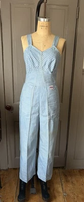 复古 20 世纪 40 年代二战全新旧货浅蓝色条纹纽扣工作服 Sally XS/S — 第 1/4 张图片