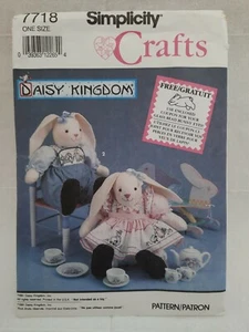 De colección 1992 Daisy Kingdom niño y niña sentado conejito y ropa ~ Simplicity 7718 - Imagen 1 de 6
