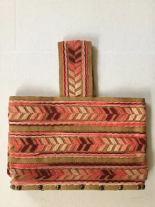 ÚNICO BOLSO DE MANO VINTAGE BORDADO ARPILLERA INSPIRADO EN MÉXICO FONDO DE MADERA ROSA BRONCEADO - Imagen 1 de 6