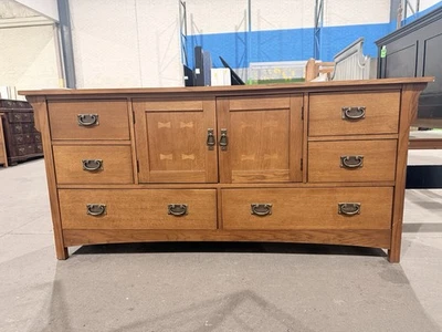 Cômoda Bassett estilo missão meados do século madeira maciça nogueira - Imagem 1 de 3