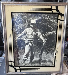 Foto enmarcada de la guerra de Vietnam soldado negro afroamericano del ejército de Estados Unidos con 2) rifle M-16 - Imagen 1 de 1