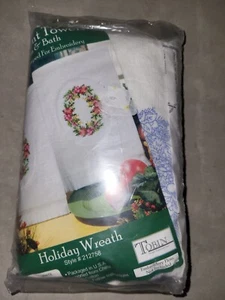 Tobin Holiday Wreath Cotton  Towels  Cross Stitch Terry Accent Towels 212758 New - Picture 1 of 5