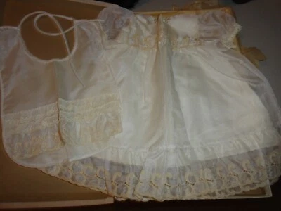 Vestido de bautizo vintage Little Folks blanco con encaje beige, sin tirantes y babero Nuevo de Lote Antiguo Foto 1 de 4
