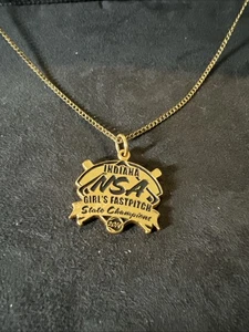 Indiana NSA Niñas Lanzamiento Rápido Campeones Estatales 2014 Colgante en Cadena Tono Dorado 23” - Imagen 1 de 6