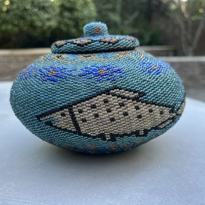 Cesta vintage tejida a mano con cuentas con tapa diseño salmón/pescado Foto 1 de 4