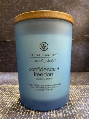 Vela perfumada Chesapeake Bay Candle, Confidence + Freedom Oak Musgo Ámbar 8,8 OZ Foto 1 de 2