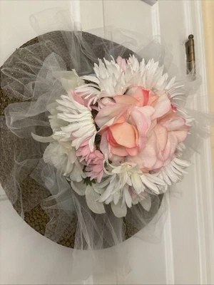 女士女性橄榄草帽带花卉贴花和薄纱活动装饰 — 第 1/4 张图片