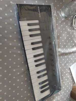 Smart Keybord Controller Komolete Kontrol M32 - Bild 1 von 4