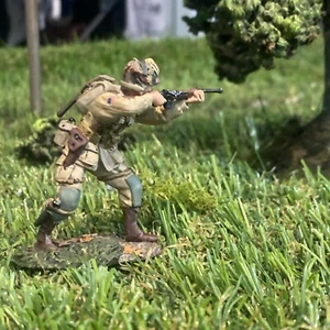BRITAINS 25013 US ARMY 101ST AIRBORNE PARATROOPER STANDING FIRING CARBINE - Picture 1 of 7