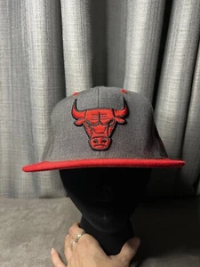 Chicago Bulls NBA Adidas Rojo Gris Billete Plano Snapback Sombrero Bordado Logo - Imagen 1 de 10
