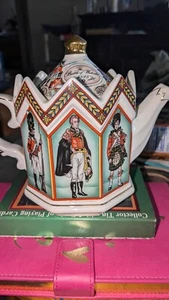 Sadler Keramik Teekanne "Soldaten der Schlacht von Waterloo" Achteckform 7" H - Bild 1 von 5