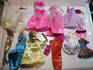 Konvolut Vintage Barbie Kleidung Verschiedenes 28 Teile  - Bild 1 von 2