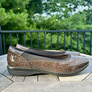 CLARKS Haydn Pearl Flats Womens Sz 10W Brown Crocodile Slip On Shoe Soft Cushion - Picture 1 of 7