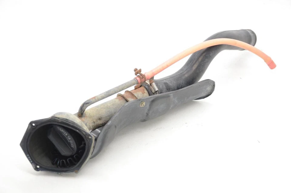 90-97 Nissan Pickup D21 6 Cylinder 4WD 21.1 Gallon Fuel Filler Neck - Imagem 1 de 4