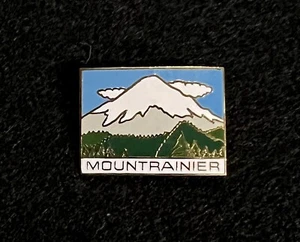 MOUNT RAINIER Souvenir Travel Lapel Pin Badge National Park WASHINGTON - Imagen 1 de 3