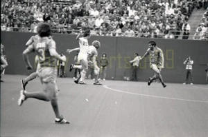 Game Action - 1981 NASL Minnesota Kicks @ New York Cosmos - Vtg Soccer Negative - Picture 1 of 2