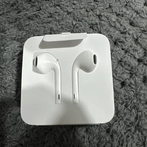 Genuine Apple EarPods Lightening Lead for iPhone iPad Wired Earphones - Picture 1 of 3