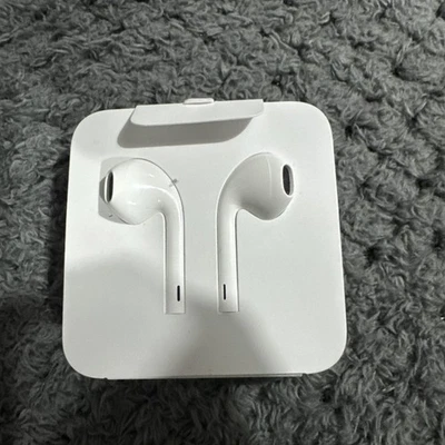 Genuine Apple EarPods Lightening Lead for iPhone iPad Wired Earphones - Image 1 of 3