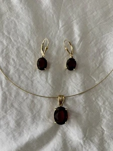 9ct Yellow Gold Hallmarked Genuine Garnet Pendant, Wire Necklace & Earrings Set - Picture 1 of 8
