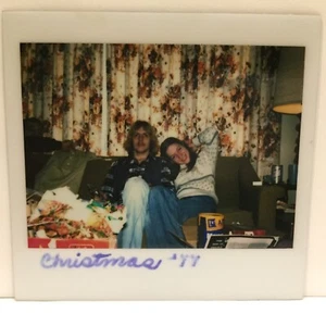 COLOR, Couple Photo Bombed on Retro Sofa Couch Christmas Vintage Photo Snapshot - Foto 1 di 1