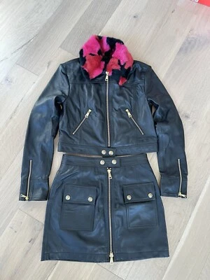 Conjunto de falda y chaqueta de cuero Versace Jeans de alta costura negra Foto 1 de 4