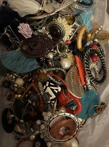 2 Lb 7 Oz of Mismatched Single Earrings- Vintage To Now- Various Styles, Closure - Picture 1 of 19