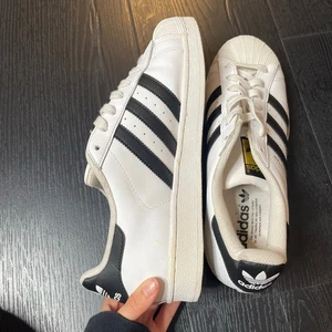Zapatillas deportivas ADIDAS Superstars negras blancas zapatos para hombre 9,5 con cordones ropa de calle - Imagen 1 de 7