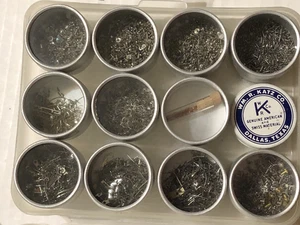 Lotto ricambi orologi vari con cassa in plastica - da vintage a moderno - Foto 1 di 24