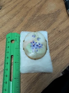 1890er viktorianische handbemalte Porzellan 2" ovale Brosche Veilchen - Bild 1 von 5