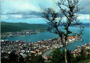 Postal con vista aérea de Bergen Noruega de mediados de siglo - Imagen 1 de 2