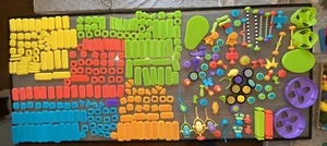 Amazing 357 Pc Lot Bristle Blocks W/assorted Characters, Colors, Sizes & Rarity - Picture 1 of 11