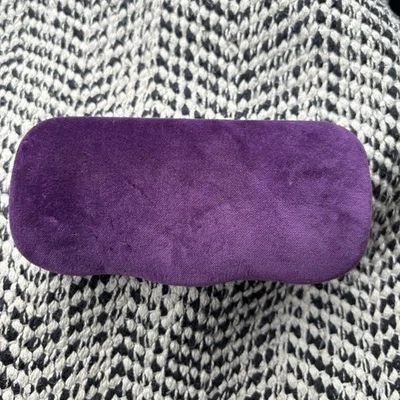 Estuche para gafas de sol Gucci de terciopelo púrpura con cubierta dura Foto 1 de 4