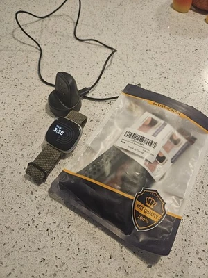 Reloj inteligente Fitbit Versa 4 Fitness - Dorado Foto 1 de 4