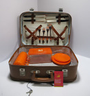 Optima Vintage Picknickkoffer mit einigen Inhalten mit funktionierenden Schlüsselschlössern C8