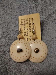 Vintage ethnische geschnitzte & polierte runde Scheibe Ohrhänger  - Bild 1 von 4