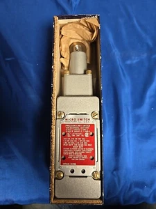 Interruptor Micro 105ML1-E1 Interruptor Interruptor de Límite Un Pistón con Rodillo 10A 120-480VAC - Imagen 1 de 6