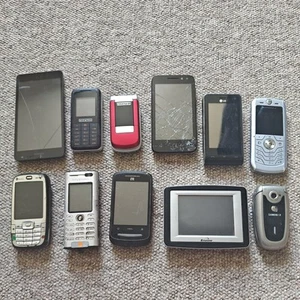 Job Lot de 10 X Téléphones Mobiles Mixtes + Satnav pour Pièces ou Réparations Récupération Or - Photo 1 sur 24