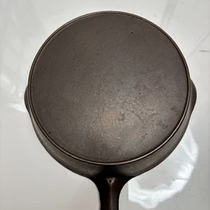 Unmarked Wagner #5 Cast Iron Skillet with Heat Ring - Picture 1 of 6