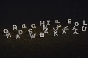 Coppia di orecchini Lettera color argento con brillantini Lettere iniziale nome - Foto 1 di 1