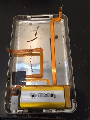 Cubierta Trasera Original Apple iPod Classic 5ta Generación (30 GB) y Conector para Auriculares Foto 1 de 2