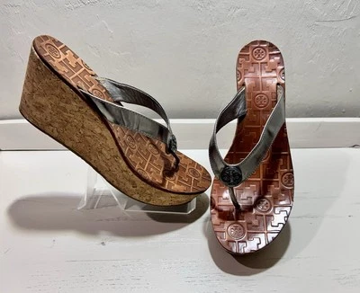Sandalia Tory Burch Thora Corcho Tacón Cuña Tanga Metálica Plateada Talla 8 Foto 1 de 4