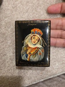 VINTAGE RUSSISCHE PRiNCESS FEDOSKINO HANDBEMALTE LACKDOSE 3" x 2 1/2"  - Bild 1 von 6