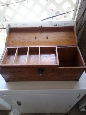 Antigua caja de aparejos de pesca Foto 1 de 3