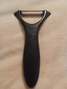 Pampered Chef Julienne Peeler 1115 Serrated Soft Grip Handle- Retired NO COVER - Picture 1 of 3