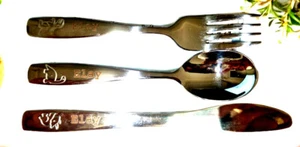 Drei Teiliges Edelstahl Kinderbesteck mit Gravur*Messer*Gabel*Löffel Motiv Dino - Bild 1 von 4