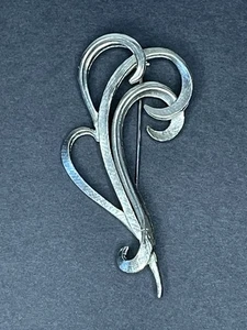 Broche prendedor vintage de cinta de remolino Cathé Scroll firmado años 60 pieza clásica elegante - Imagen 1 de 4