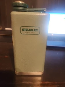 Frasco/frasco de cadera Stanley Classic Pocket Spirits en tono martillo verde 8 oz - Imagen 1 de 4