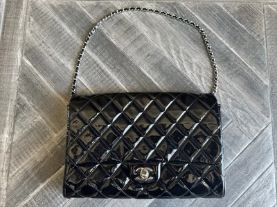 Bolso Chanel de charol negro con solapa única con herrajes en tono plateado Foto 1 de 4